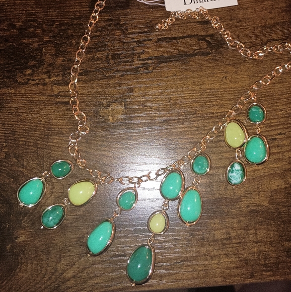 NWT Gold and Green Necklace - Picture 2 of 3
